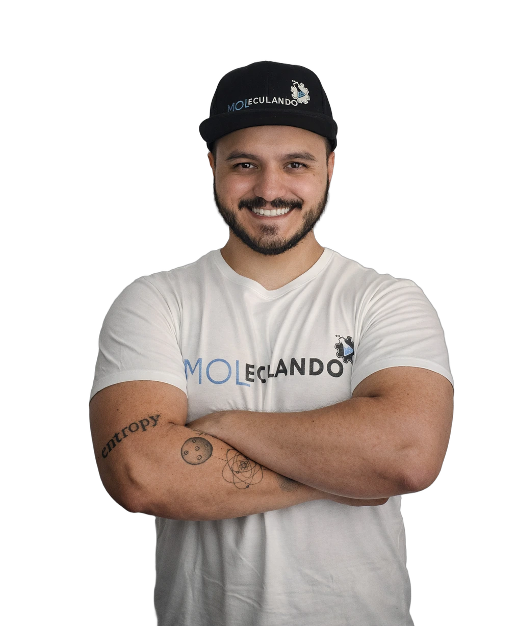 Prof. Lucas Moreno, de braços cruzados, sorrindo